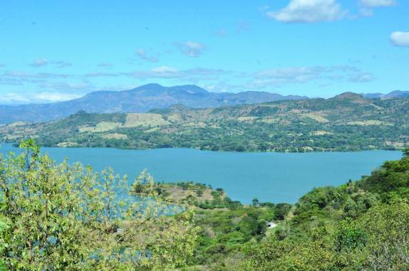 O lago Suchitlán, ao lado da cidade colonial de Suchitoto, nas montanhas no norte de El Salvador